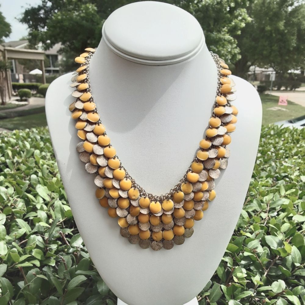 VTG YELLOW ENAMEL DISC ON GOLD TONE MESH CHAIN LINK BIB NECKLACE 19"